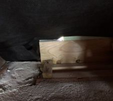 D'ici on voit que les tuiles d&eacute;coup&eacute;es en fa&ccedil;ade au niveau des goutti&egrave;re sont trop courtes.