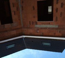 La d&eacute;coupe des tuiles du bas est trop courte et non droite...