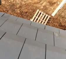 Pas facile a voir, mais la d&eacute;coupe a &eacute;t&eacute; faite &agrave; la scie circulaire &agrave; main lev&eacute;e et sans cordeau...