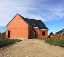 Les &eacute;cussons sont pas &agrave; la m&ecirc;me hauteur :/ Car d'un c&ocirc;t&eacute; il y a la forme de la tuile faiti&egrave;re. Reste qu'une d&eacute;coupe judicieuse me semblait plus jolie...