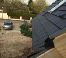 Pas facile a voir, mais la d&eacute;coupe a &eacute;t&eacute; faite &agrave; la scie circulaire &agrave; main lev&eacute;e et sans cordeau...
Deplus on voit que l'isolant du bas du V&eacute;lux ne vient pas en recouvrement du haut des tuiles qui se trouvent sous le v&eacute;lux