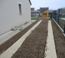 Cheminement en dalles sur le côté de la maison