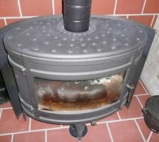 Bouclier thermique tôle d'acier 3mm.
Capte la chaleur rayonnée par l'arrière
pour protéger le mur et augmenter le rendement;
T° poële = 300°
T° tôle =  200°
T° mur = 80°