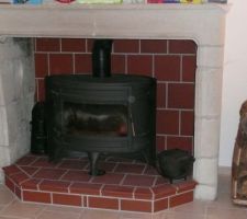 Bouclier thermique tôle d'acier 3mm.
Capte la chaleur rayonnée par l'arrière
pour protéger le mur et augmenter le rendement;
T° poële = 300°
T° tôle =  200°
T° mur = 80°