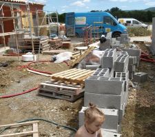 28 juillet : détail du terrain. 3 semaines qu'on leur demande de ranger ce coin car la piscine commence dans 3 jours!!