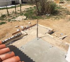 Début de travaux de pergola et trottoir périphérique.