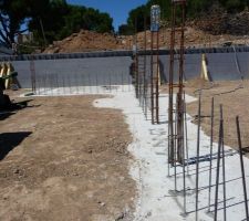 On démonte les murs, on place les fers et on remonte v!!