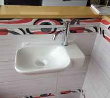 Salle de bains parentales avec mains toilettes du rez de chaussée.