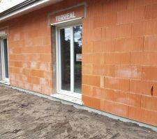 Ré-étalement des terres 
trou de mini-pelle sur la façade