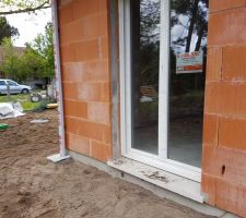 Ré-étalement des terres 
trou de mini-pelle sur la façade