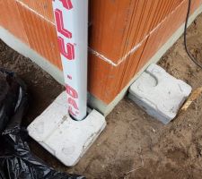 Évacuations des eaux pluviales
A gauche "chapeau" cassé dans le coin supérieur gauche
A droite regard d'eau dans lequel avait été connecté un fourreau électrique