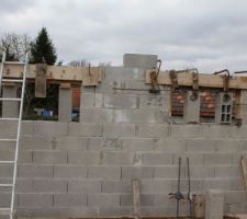 2 premiers linteaux du garage. Bon... on ne rigole pas, le mien c'est celui de droite, à gauche, celui d'un maçon. Il y avait pas de danger qu'il se barre. Raaah... c'était mon 1er. lol