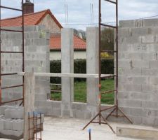 Les 2 poteaux de la salle tv sont coulés avec l'aide de banches. Pour le ferraillage: 4 filants ø10 avec cadres de ø6 tous les 15cm + 2 filants ø10 pour éviter le cisaillement.