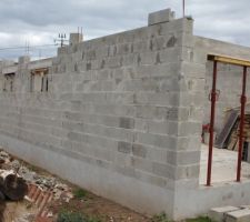 Une petite vue extérieure du garage avec tout le sous-bassement fait à l'enduit hydrofuge.