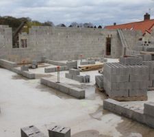 Implantation des premiers agglos des murs int&eacute;rieurs. L'isolation passera entre les murs int&eacute;rieurs et ext&eacute;rieurs