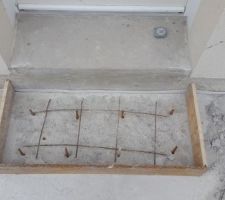 Suite à la petite dalle en devanture il fallait faire la marche. Avant coulage du béton.