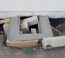 Coulage du béton dans un coffrage maison.