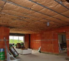 La laine du plafond est terminée !!!