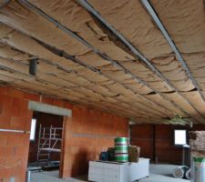 La laine du plafond est terminée !!