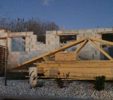 L'&eacute;l&eacute;vation.
Charpente livr&eacute;e
