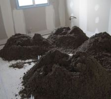 Des tas de mortier dans une chambre