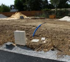 D&eacute;couverte des coffrets ERDF-GDF , regard eux de pluie , tuyau eau , regard telecom