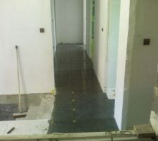 Carrelage en cours du couloir, mise en place des carreaux pour trouver le bon alignement