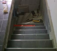 Carrelage en cours de l'escalier int&eacute;rieur, dur labeur pour mon papa...