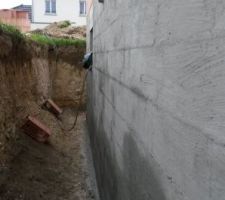 1ére couche à la brosse de l'enduit imperméabilisant (SIKA Fondation SP) sur les murs du sous sol