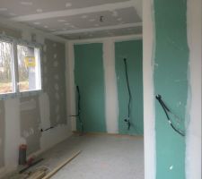 Les cloisons sont en cours de posent !