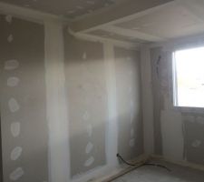 Les cloisons sont en cours de posent !