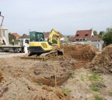 Le trou pour les fondations en cours de réalisation.
Vue depuis le fond de notre futur jardin, en limite séparative.