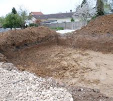 Le trou de nos fondations terminé.
2,5m sur le bord droit (qu'on ne voit pas ici), et environ 1,5m sur le bord gauche.