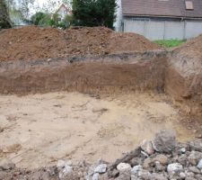 Le trou de nos fondations terminé.
2,5m sur le bord droit, et environ 1,5m sur le bord gauche (qu'on ne voit pas ici).