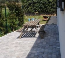 L'autre terrasse côté nord + chemin de propreté en cours avec des graviers blancs de la carrière du village