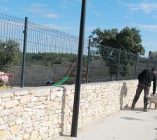 Mur de clôture en pierre sur la face sud