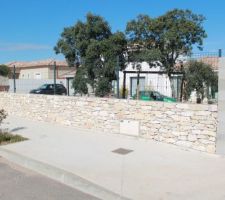 Mur de clôture en pierre sur la face sud