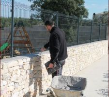 Mur de clôture en pierre sur la face sud
