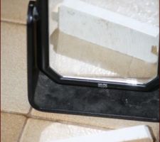 Nous avions indiqué au constructeur que certains volets avaient été découpés, et non protégés/pré peint aux endroits des découpes. Leur réponse avait été que les volets, lorsqu'ils sortent d'usine, ne sont pas pré peint au dessus et en dessous.
Sauf que nous avons trouvé une chute de découpe, qui prouve le contraire. Les volets sont bien pré peint dans leur intégralité lorsqu'ils sortent d'usine.