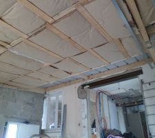 On continue à isoler le plafond