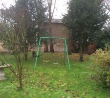 Photo du terrain depuis l'entrée vers le fond
