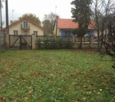 Photo du terrain depuis le fond vers la rue