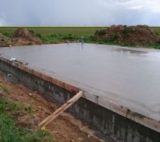 Et la dalle est coulée, le CDT m'a prévenu qu'ils attendent 10 jours avant de monter les murs afin que la résistance du béton soit suffisante.