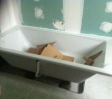 La baignoire enfin posée dans la salle de bain de l'étage