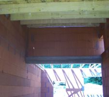 Derriere cette poutre en hauteur, c est la futur buanderie,
d apres vous pourquoi ont ils construis cette poutres ???