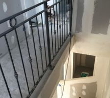 Garde-corps étage installé - manque le garde-corps de l'escalier