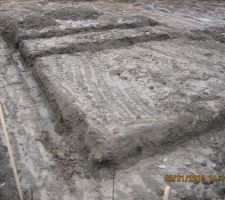 Quelques fouilles. A refaire car pluies incessantes sur un terrain de marne; pas l'id&eacute;al