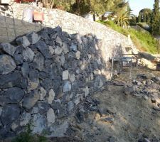 Construction du mur de sout&egrave;nement de la route