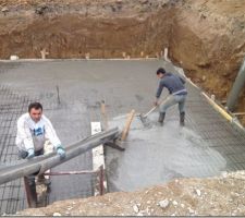 Photo envoyée par notre constructeur quelques heures après mon passage du jour.
Coulage du radier, comme prévu dans le planning de notre conducteur de travaux.