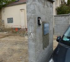 Installation de notre boîte à lettre par le maçon, côté rue.